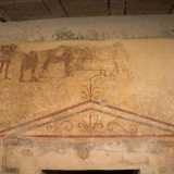 Ma ci� che colpisce � l'affresco che riproduce una processione guidata appunto dal Cerbero, figura mitologica di cane a tre teste che secondo i greci accompagnava le anime dei morti nell'aldil�: una raffigurazione molto in voga durante l'et� ellenica, quindi tra il IV e il I secolo a.C.